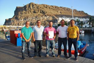 los-secretarios-y-patrones-mayores-de-las-dos-cofradias-de-pescadores-del-municipio-de-mogan-junto-al-concejal-de-pesca-artemi-artiles-tras-la-firma-del-acuerdo-en-el-puerto-de-mogan