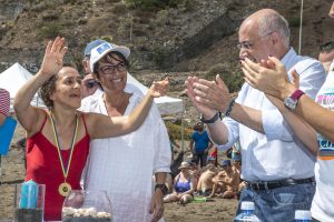 Las Palmas de Gran Canaria, 8 de octubre de 2016. Gran Canaria celebra la “1ª Travesía de piragüismo por la discapacidad intelectual, un deporte inclusivo” . Participaron dos personas usuarias del CAMP en esta primera Travesía. La consejera Elena Mañez estuvo en la salida en la Playa de Alcaravaneras animándoles y la llegada en la Playa de la Laja les recibia el presidente Antonio Morales acompañado por la consejera.