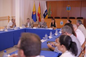 Vecindario 13/10/16. El presidente del Cabildo de Gran Canaria, Antonio Morales, acompañado por parte de la Corporación insular, realizó hoy una visita oficial al municipio de Santa Lucía, donde será recibido por su alcaldesa, Dunia González, para mantener una reunión de trabajo y recorrer diversos enclaves del municipio.