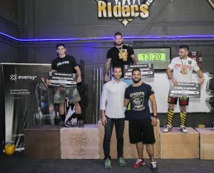 imagen-de-los-ganadores-de-la-categoria-principal-rx-junto-al-concejal-luis-becerra-y-uno-de-los-organizadores-del-campeonato-de-crossfit-celebrado-en-mogan