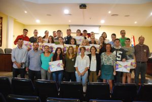 los-21-jovenes-participantes-del-pleno-juvenil-junto-a-los-representantes-del-ayuntamiento-de-mogan