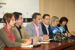 los-alcaldes-pertenecientes-a-la-asociacion-de-municipios-turisticos-de-canarias-durante-el-acto-de-constitucion