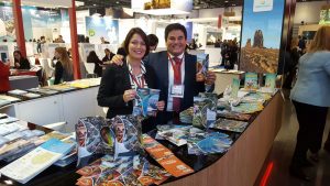 tania-alonso-junto-al-teniente-alcalde-del-area-de-promocion-turistica-de-mogan-mencey-navarro-en-world-travel-market-2016