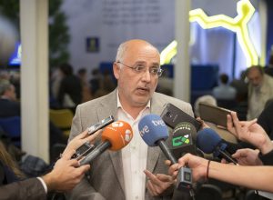 LAS PALMAS DE GRAN CANARIA (Canarias). 28/11/2016.- El Cabildo de Gran Canaria acoge el Coloquio de Presidentes “Canarias no es un solar” sobre la Ley del Suelo organizado por la Plataforma Por un Territorio Sostenible de Canarias, que contó con la participación del presidente de Gran Canaria, Antonio Morales; el especialista en urbanismo, Carmelo Padón y los que fueran presidentes de Canarias, Román Rodríguez y Paulino Rivero, moderados por Antonio Pérez, dirigente de CCOO.