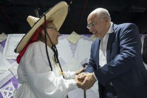 LAS PALMAS DE GRAN CANARIA (Canarias). 02/12/2016.- El presidente del Cabildo de Gran Canaria, Antonio Morales, acompañado por la consejera de Industria, Comercio y Artesanía de la Corporación insular, Minerva Alonso, participó hoy en la apertura de la 32 edición de la Feria de Artesanía de Canarias.