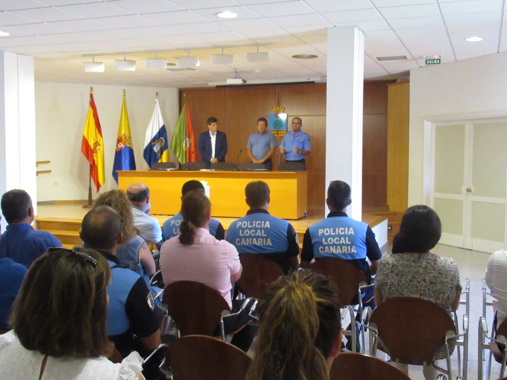 El alcalde felicita a los agentes de la policía local que fueron ...